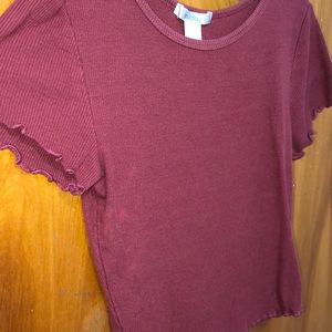 Burgundy  Simple cropped tee.